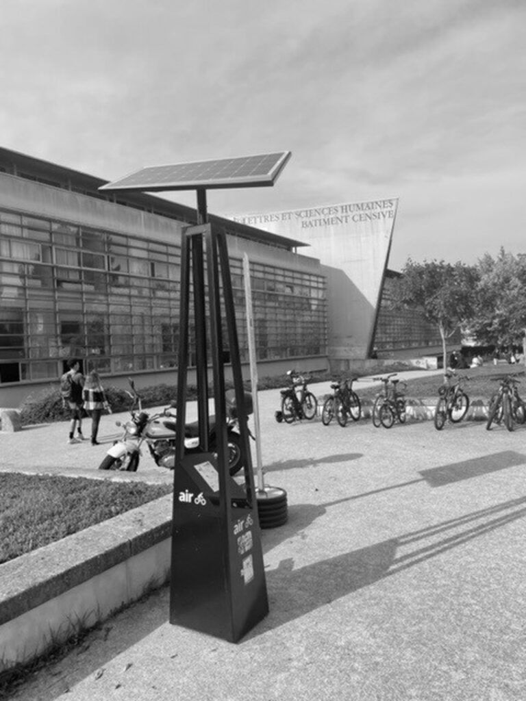 Photo de la station de gonflage pour vélo Air4bike de NRLUX, installée à l'université de Nantes metropole