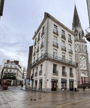 Photo de la vitrine du local commercial Place Royal