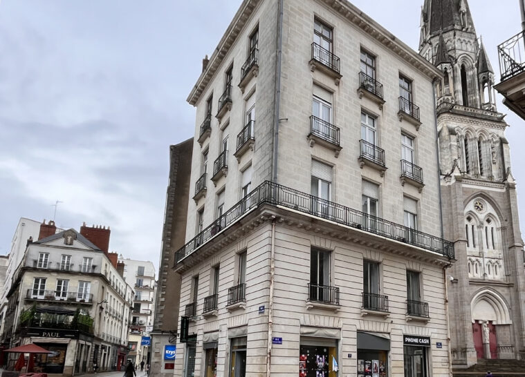 Photo de la vitrine du local commercial Place Royal