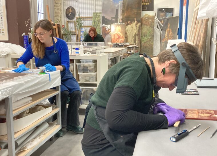 Une partie de l'équipe de l'atelier de conservateurs-restaurateurs du 16Ter sur l'Île de Nantes.